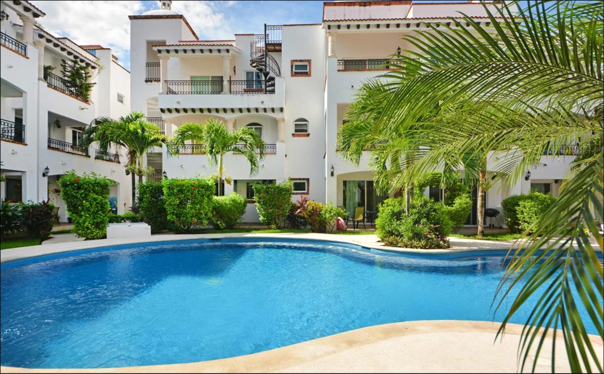 Gaviotas 11 By Kamuvan * Playa del Carmen